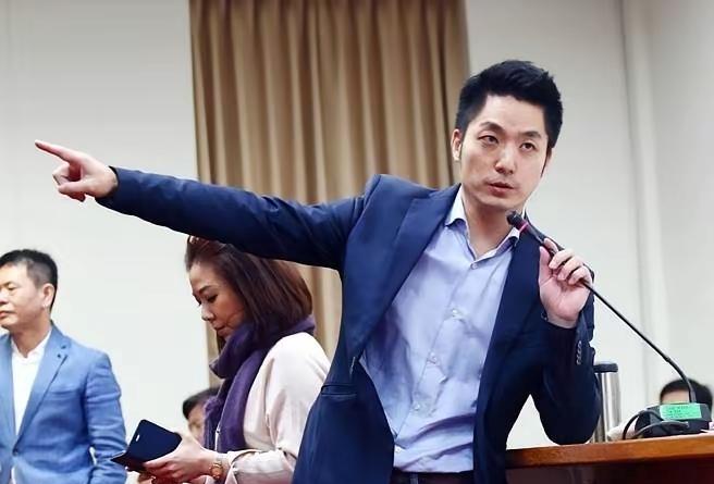 蒋家这招牌，传到蒋万安这一代，算是彻底砸了。老蒋和小蒋要是泉下有知，估计棺材板都