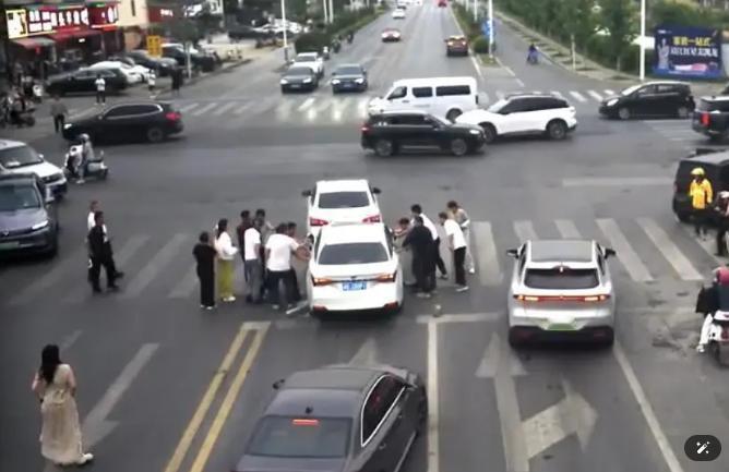 5月15日报道，江苏靖江，一女护士开车，突然被后车撞击，等她下车查看时，却发现后