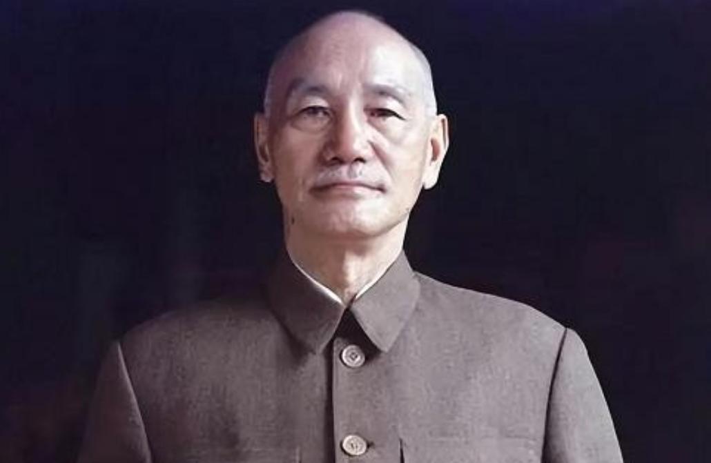 蒋介石一生只喝白开水，连茶都不碰，背后藏着不为人知的考量！年轻时蒋介石探望生病的