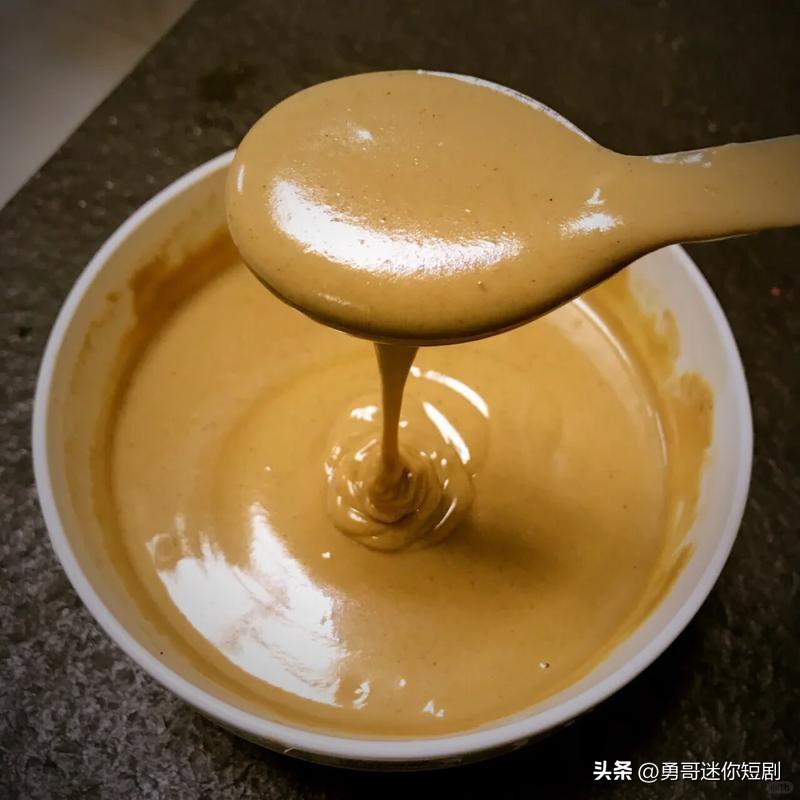 说起芝麻酱，北方人第一反应都是涮羊肉的灵魂蘸料——香到舔碗的醇厚口感，就着铜锅涮