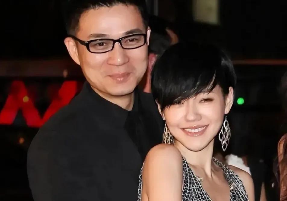 我要是小S我也不离婚。
小S老公许雅钧年轻，帅气，家庭条件好。又是三个女儿的父亲
