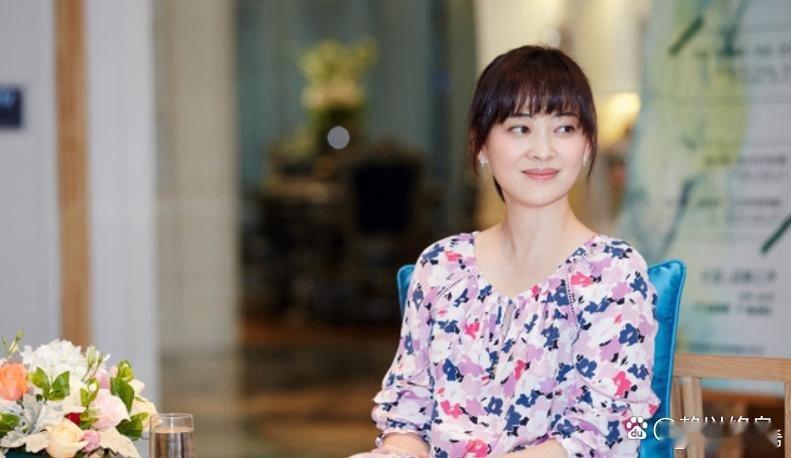 梅婷新发型让她焕发青春气息，印花上衣搭配半裙，更显时尚魅力。这样的造型真是让人眼