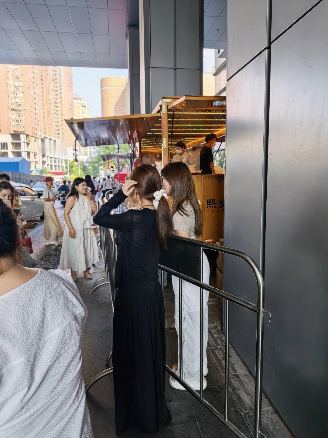 这是个什么活动，卖汉堡这么火爆 郑州·华润·万象城
