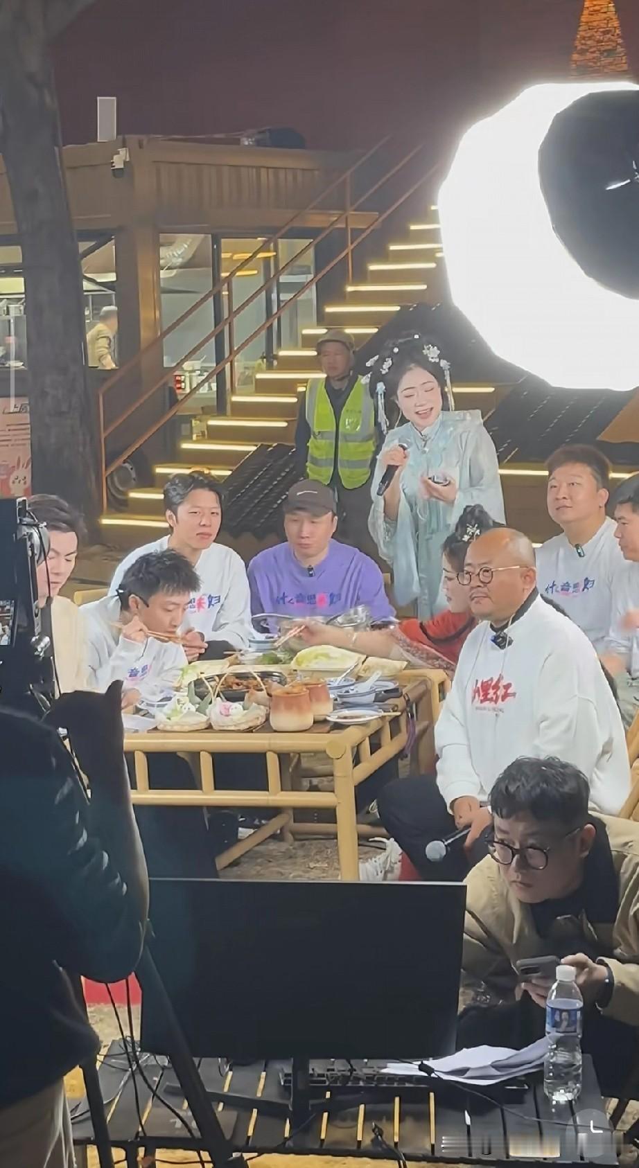 佛山岭南天地偶遇明星直播！
现场阵仗拉满，这场景你怎么看？
 
晚上在佛山岭南天