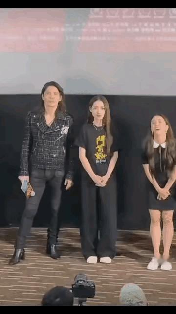 向佐在家也这么搞笑么

这样的表情真是笑si人

他的两个孩子有福气呀

有一个