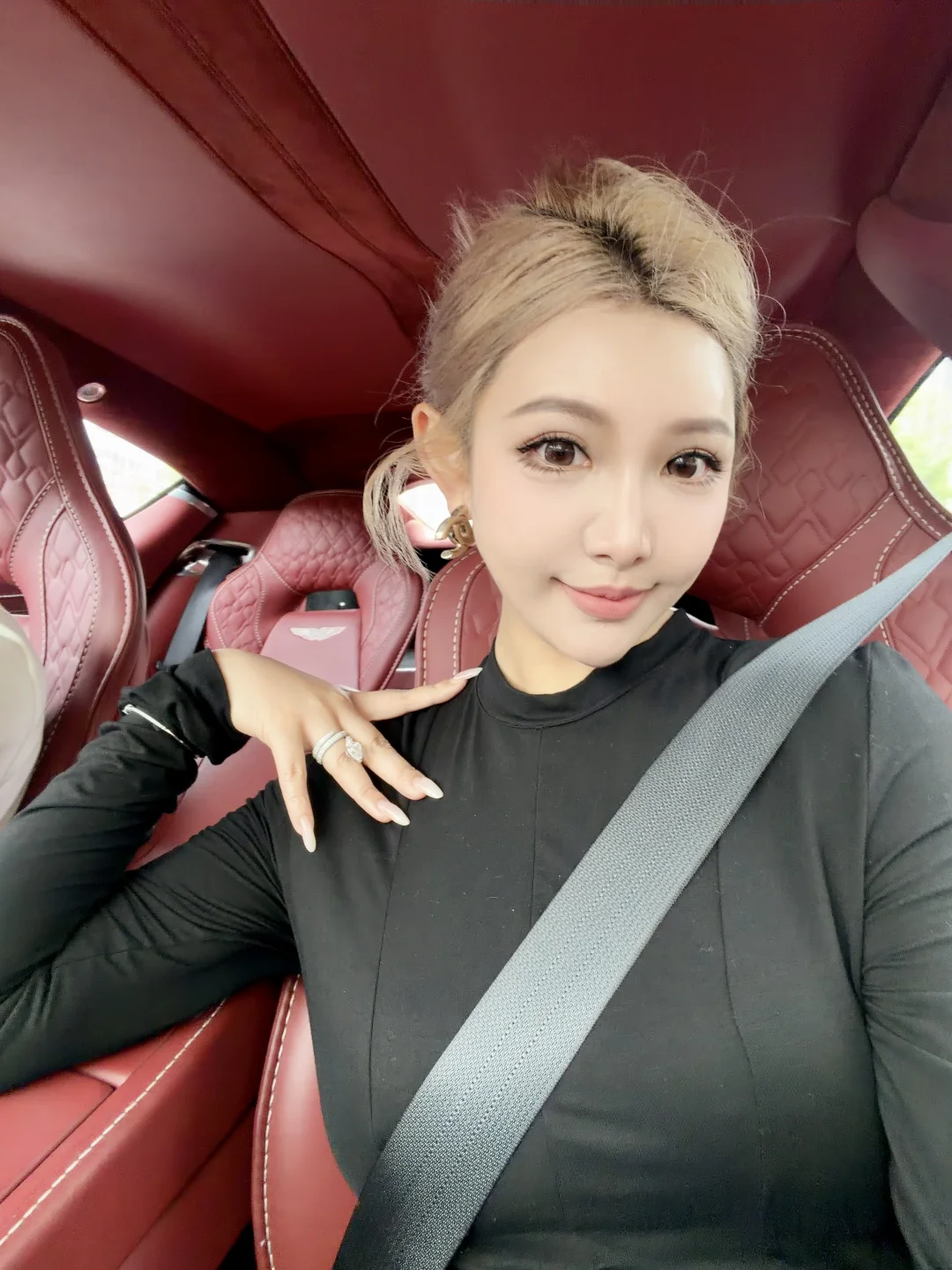 有情有义的女人 老天就该为她奉上铁血丹心的真男人 和无穷无尽的财富 .