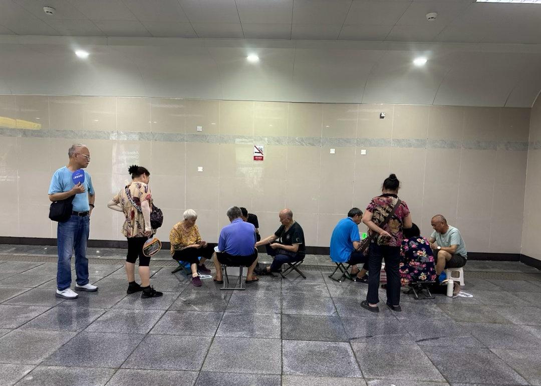 7月6日下午，重庆主城区，局部已经38度高温，所以，重庆很多地铁站，已经有很多重