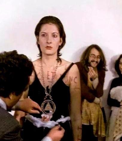 1974年，一名美女将自己麻醉后任由人们主宰自己的身体，很快她就被人扒掉了上衣，