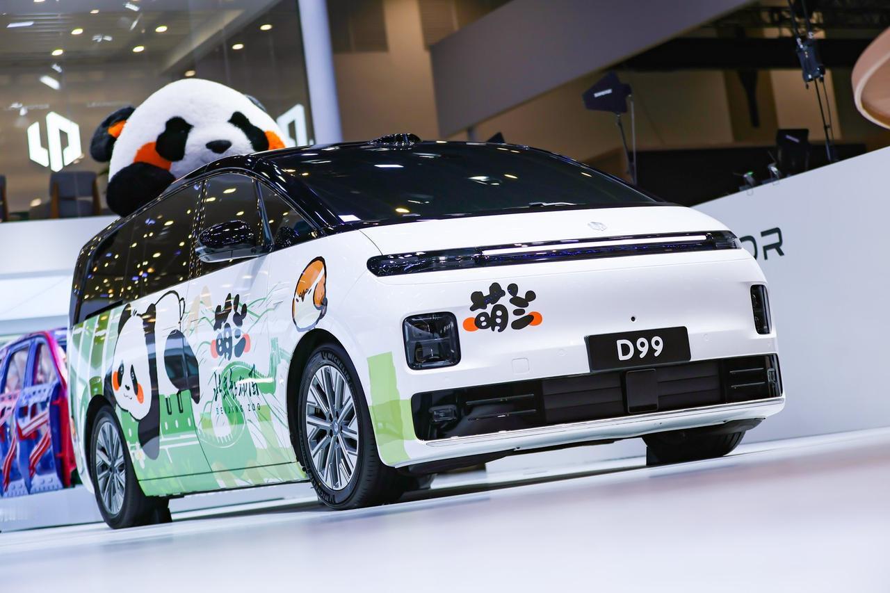 萌翻全场！零跑D99首次公开亮相，携手萌兰成为车展焦点
 
北京车展人气最旺的打