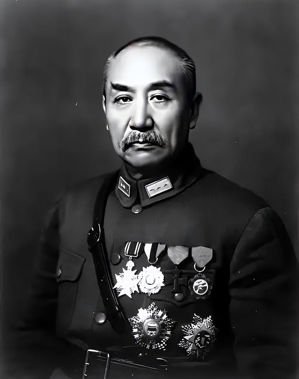 1914年，31岁的阎锡山，娶了14岁的小妾，洞房之夜，阎锡山对小妾说：“你躺下