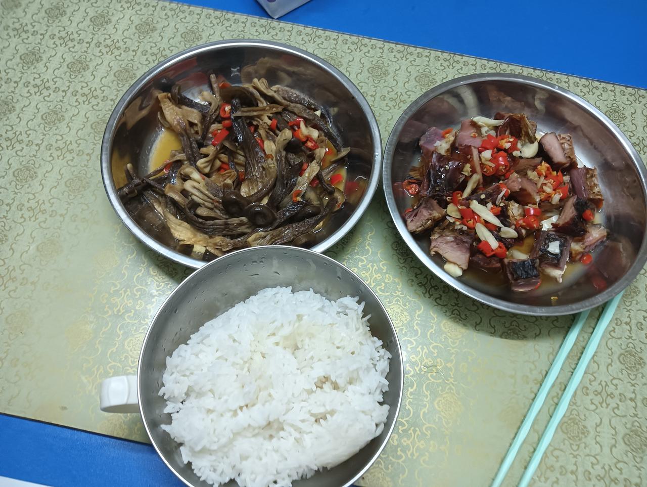 大家好，我是七姐，这个月因为感冒休息了四天，今天晚上我没有加班，突然之间好想吃辣