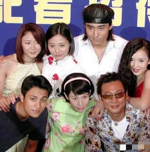 这是2003年《粉红女郎》演员们的合照：我自然认出了万人迷陈好，男人婆张延，戴着