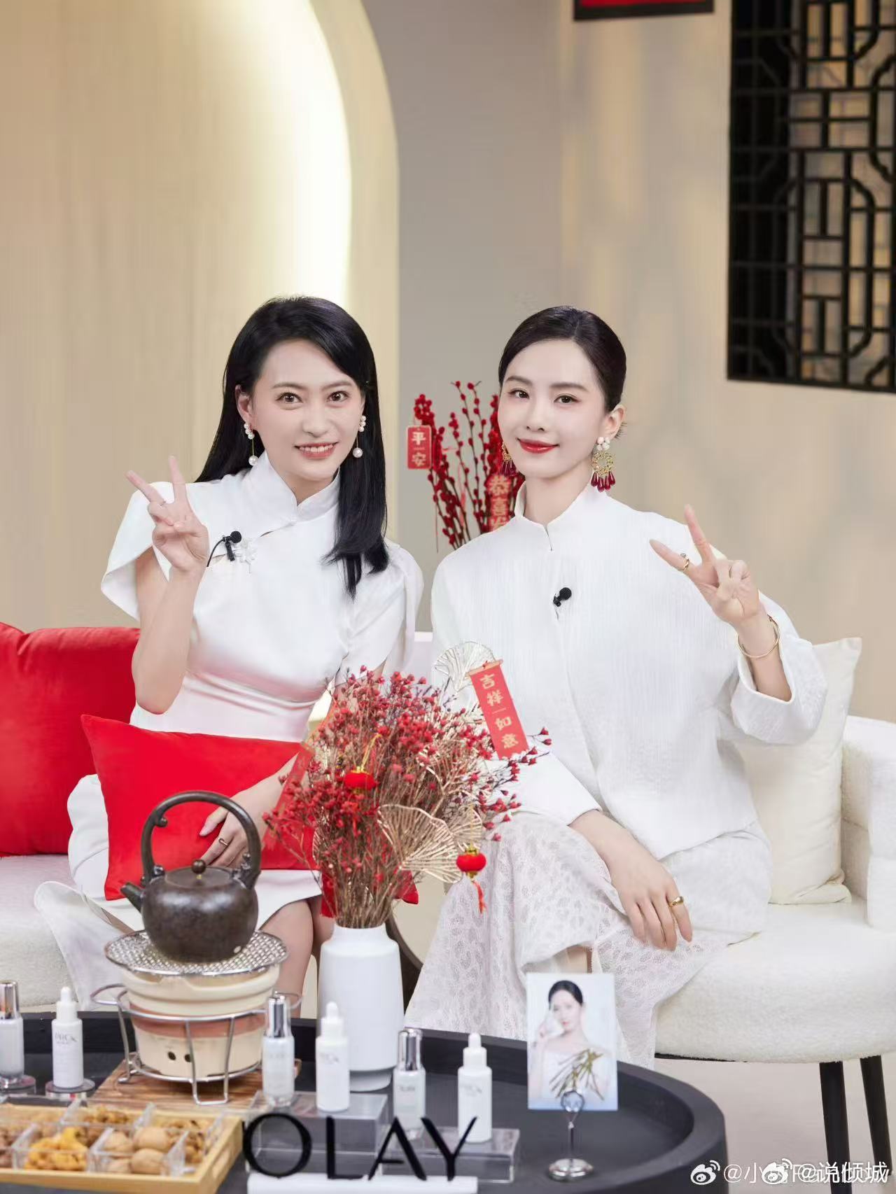 刘诗诗给主持人挡腿  刘诗诗的这个举动太圈粉了 女主持人穿短裙蹲下时 她下意识用