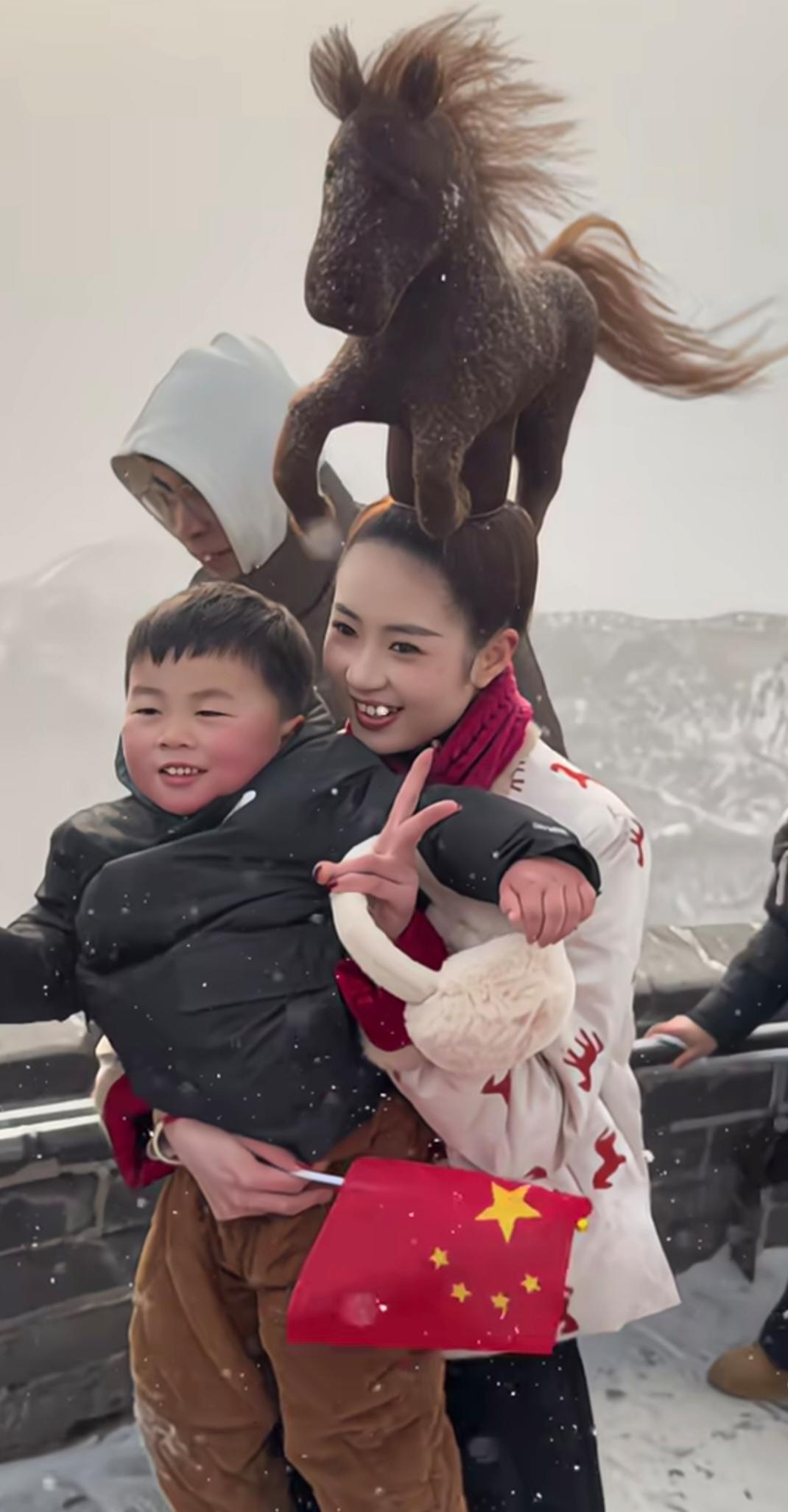 今天刷到个超绝的视频，一美女头上顶着一匹头发做的马的奇特造型爬上了万里长城，那回