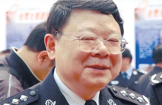 他是重庆黑老大，从山中学开始就选择“目标猎物”，甚至与12位女明星有过故事，最小
