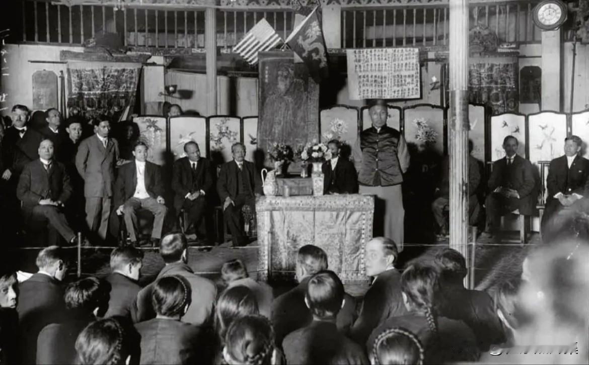 1908年清朝驻美公使伍廷芳（中站者）在纽约华人剧院内向当地华人劝设孔庙，后面挂