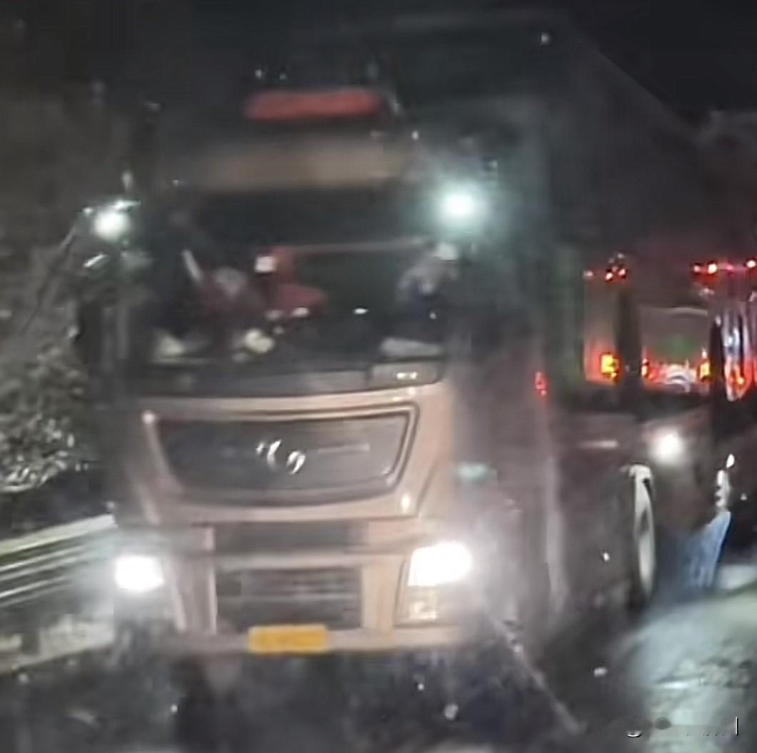 九寨沟堵车至凌晨，
本以为是发生了车祸，
结果没想到原因那么奇葩，
堵车原因是因