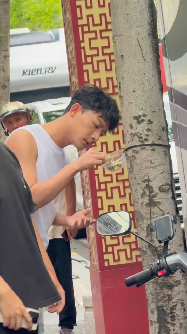 张晚意专注喂小鸟张晚意救了受伤的小鸟 给小鸟安顿在房车旁方便照顾的晚意也太好了?