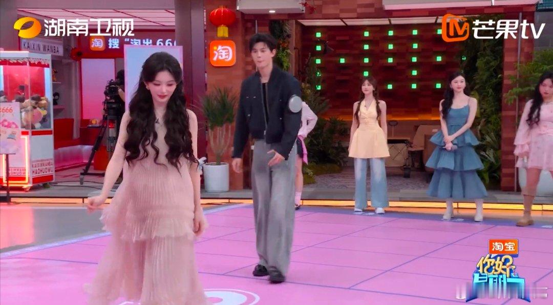 孔雪儿邓凯跳舞好甜你好星期六售后也太用心了！孔雪儿邓凯再跳《煽风点火》，甜蜜依旧
