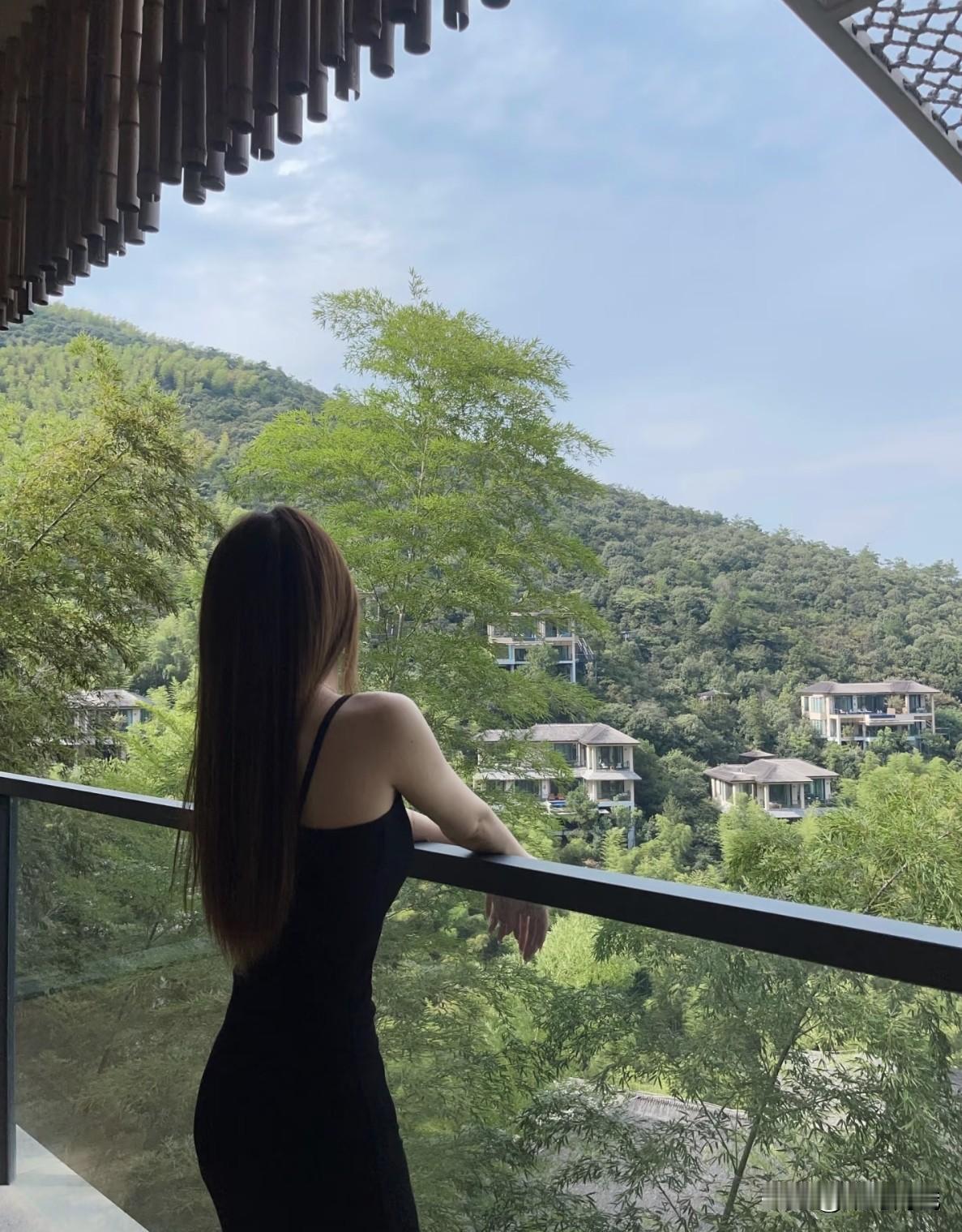 美不美不知道，背影的确是很美
黑色开叉吊带连衣裙夏显瘦气质露背一步裙A字裙百搭老