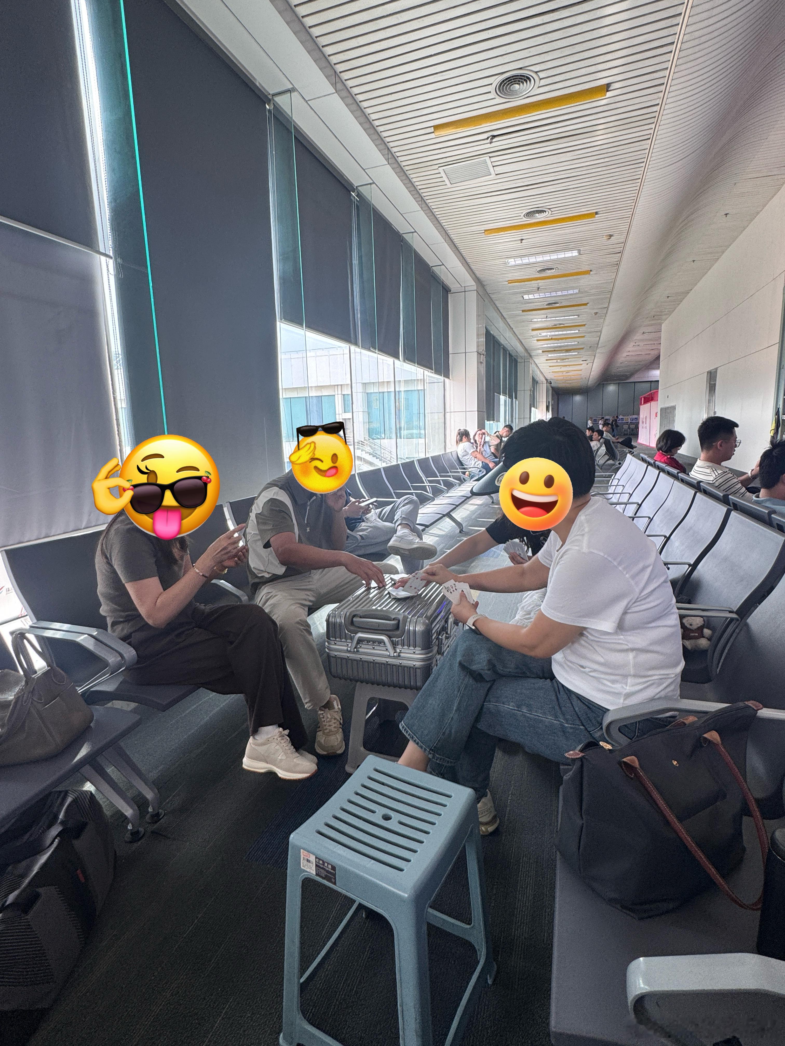 跟长辈们去旅游be like（如图）随时随地开打中老年人最爱的活动之一：掼蛋 