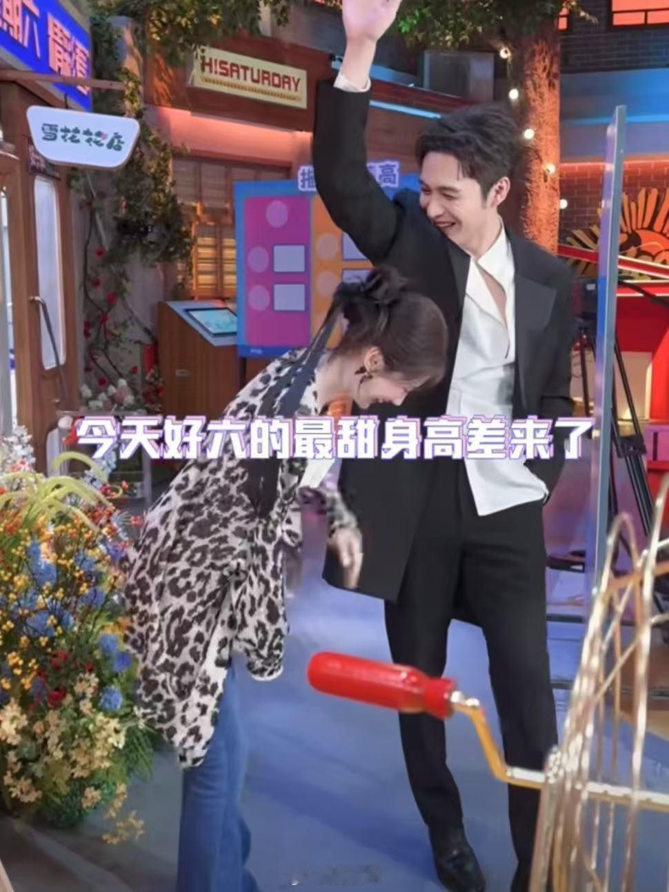 张彬彬毛晓彤hi6身高差好甜 张彬彬毛晓彤打卡hi6好六街 张彬彬毛晓彤好六街合