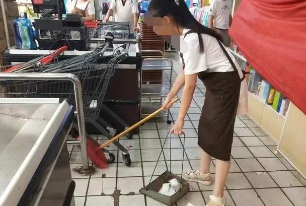 福建漳州某大一女生打2个月暑假工，结果工资却被老板找理由扣完。家里人去讨说法，老