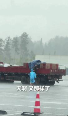 “该搭把手时就出手！”重庆，高速路段暴雨骤降，一对夫妻将车驶入服务区，准备静待雨