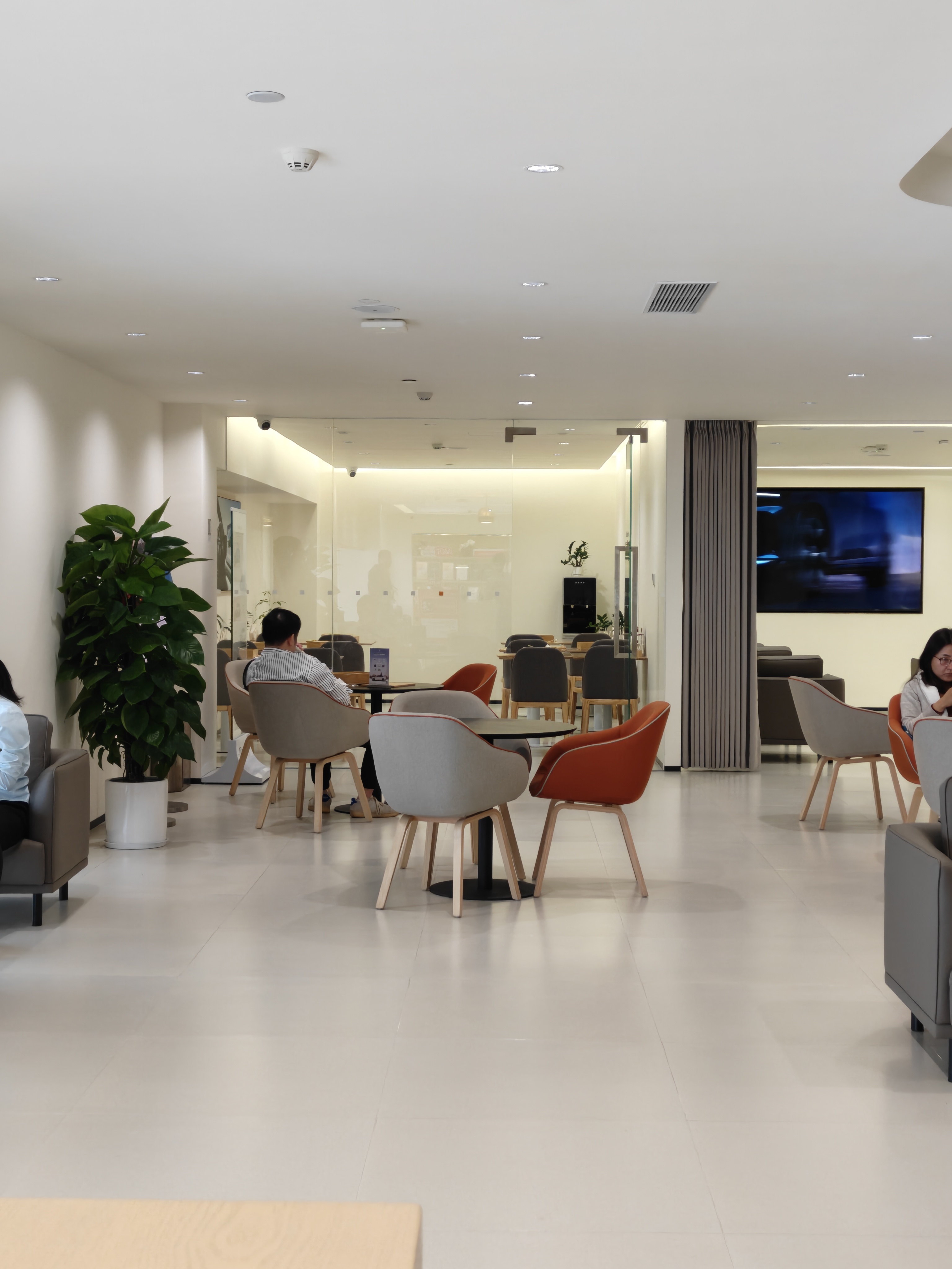 对比了一下周围的四儿子店（周围没有豪华品牌），还是极氪的环境最好 深圳·信义汽车