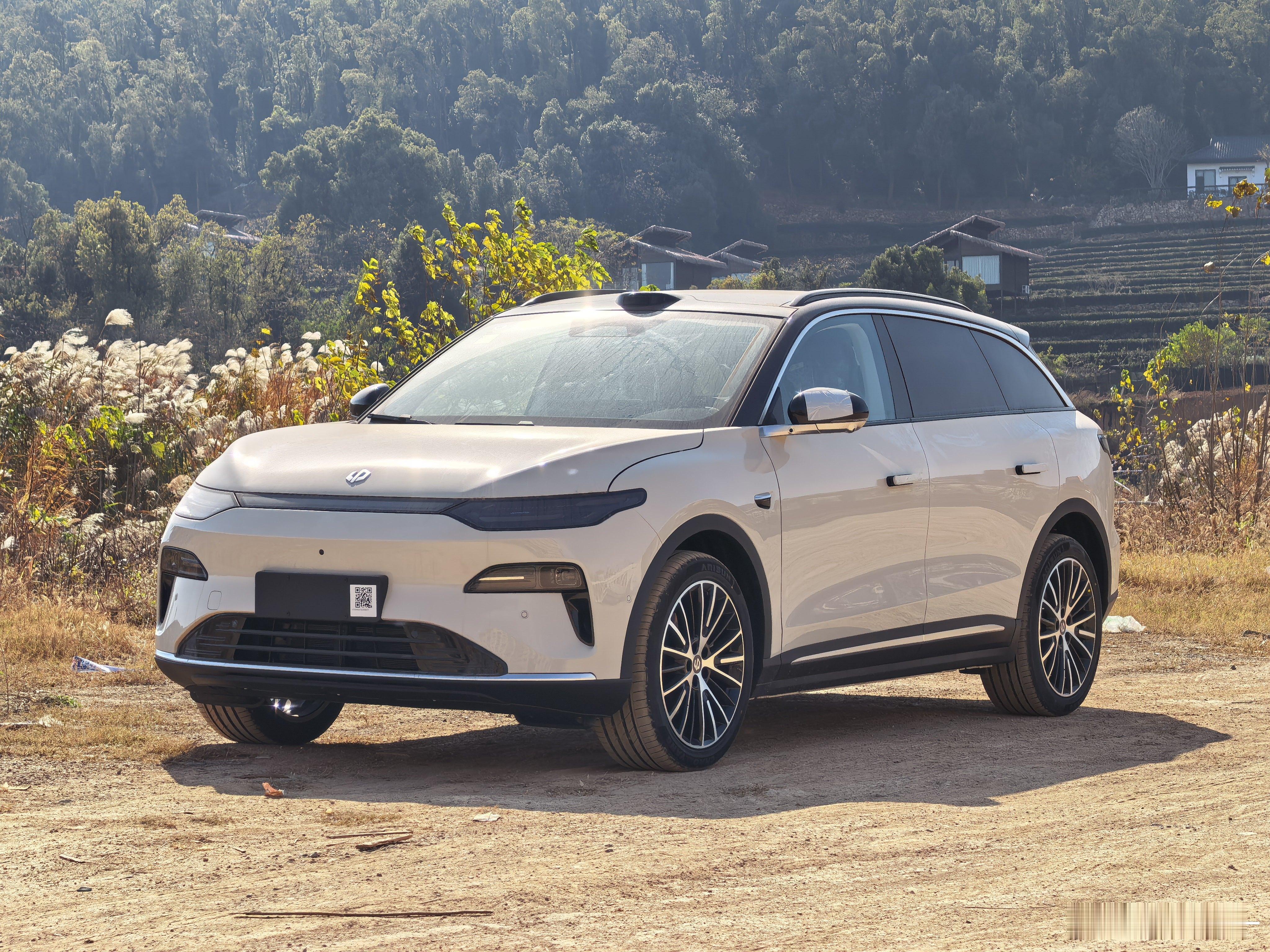 零跑C11的实车转了一圈看看 4780的车身长度，轴距有2930有增程和纯电两个