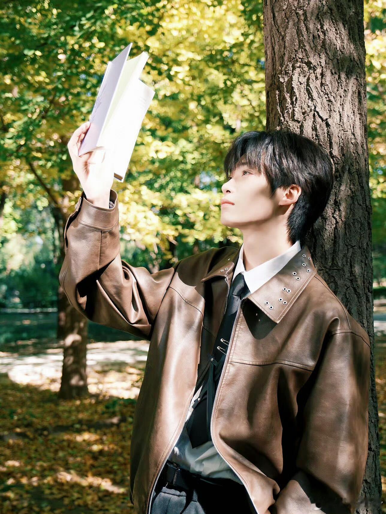 梓渝 秋日大片梓瑜穿着棕皮夹克搭白衬衫黑领带，又酷又带少年感，领口铆钉细节和领带