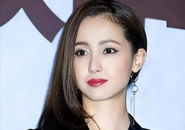 泽尻英龙华又双叒恋爱了？40岁半年换俩，这次男方小7岁