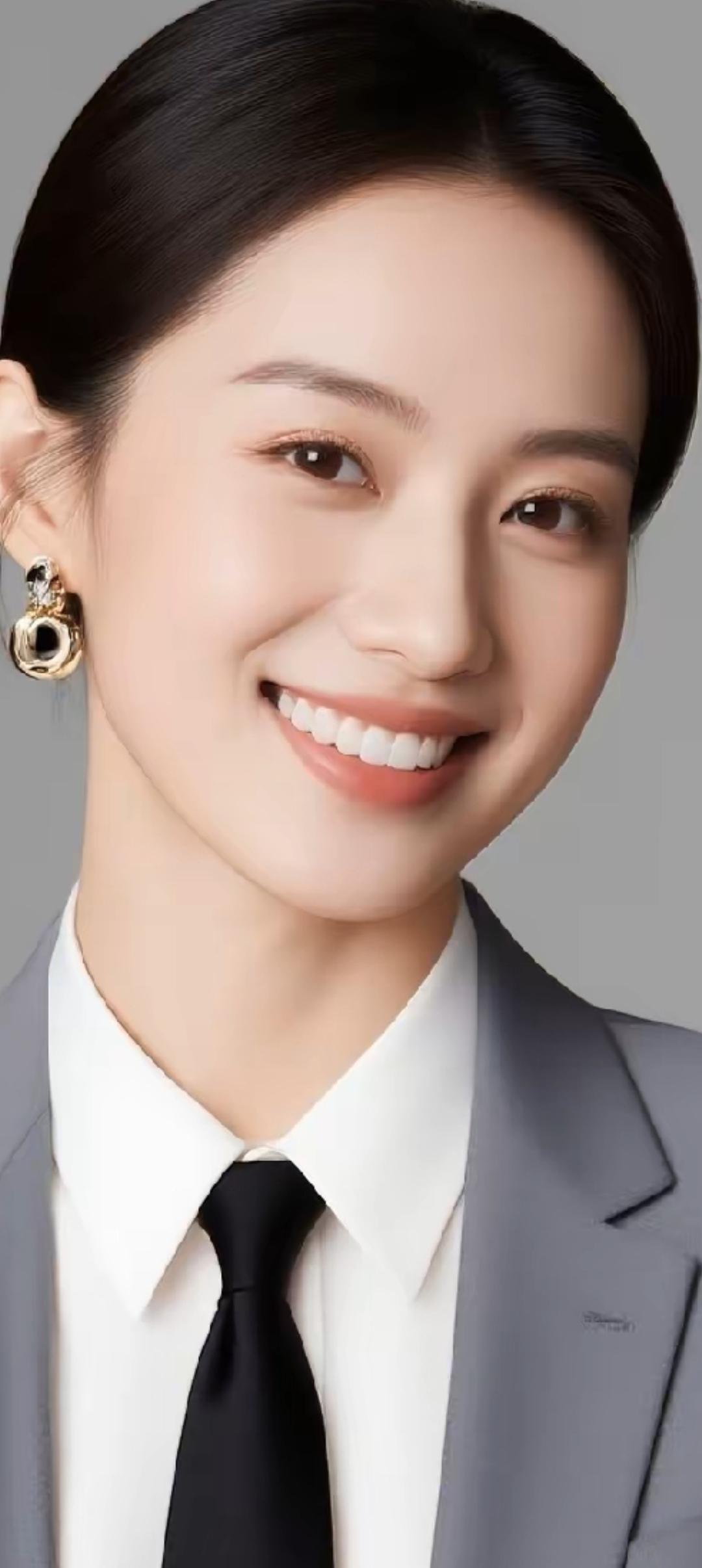 优雅职场风，微笑自信，闪耀耳环，完美搭配！