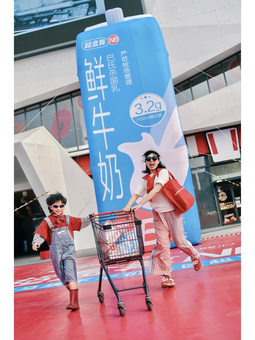 广州首家超盒算NB要开啦！巨型牛奶盒好好拍！