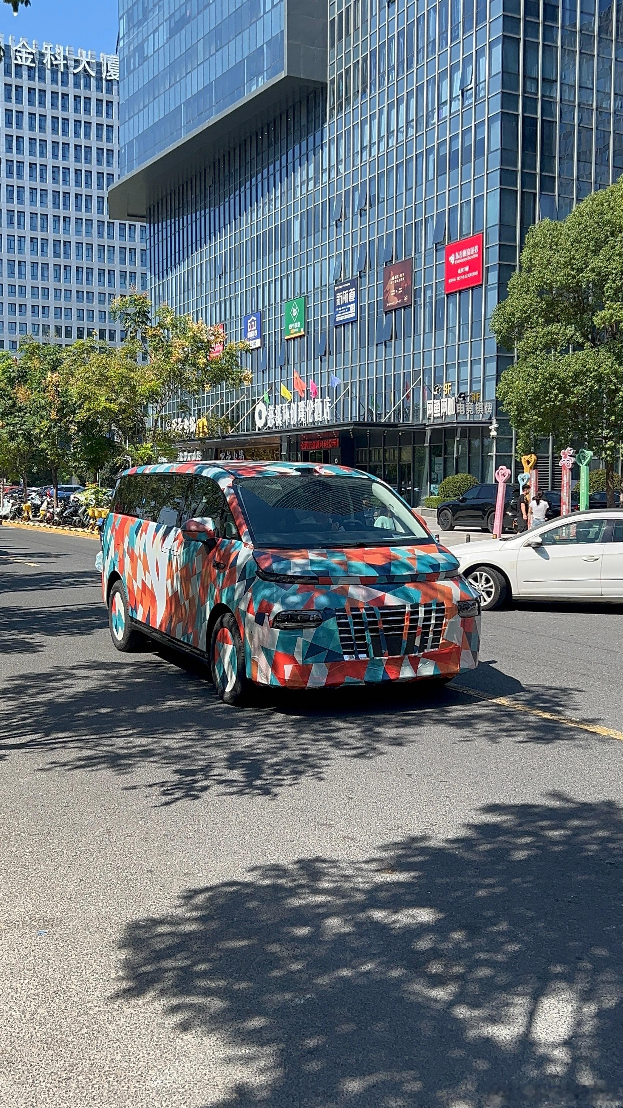 杭州湾看到一辆MPV伪装车，这块头可不小呀，是吉利又要出新车了嘛？伪装车 ​​​