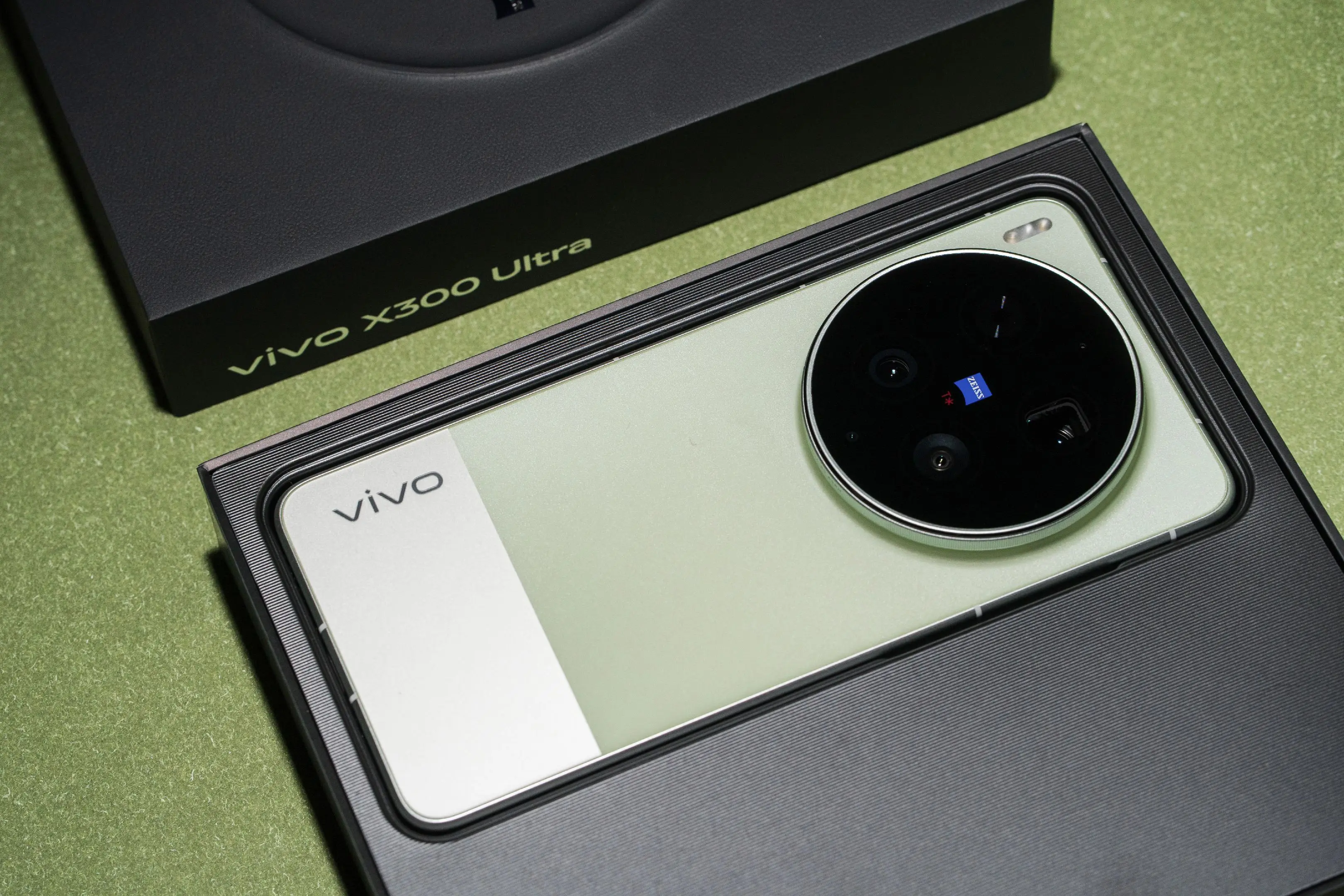 亮个相吧，小宝贝儿。这次拿到了vivo X300Ultra的「胶片绿」...