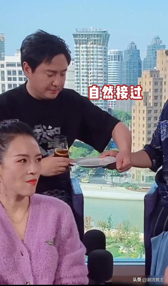 沈腾在《现在就出发》里全程吃播，把章子怡、吴京的风头都盖了过去。
镜头前，他拿