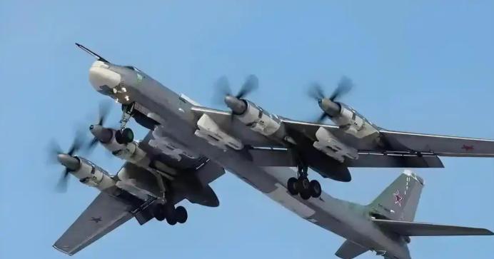 俄军轰炸机坠毁了。俄空天军一架图-95MS战略轰炸机从“乌克兰卡”空军基地起飞后