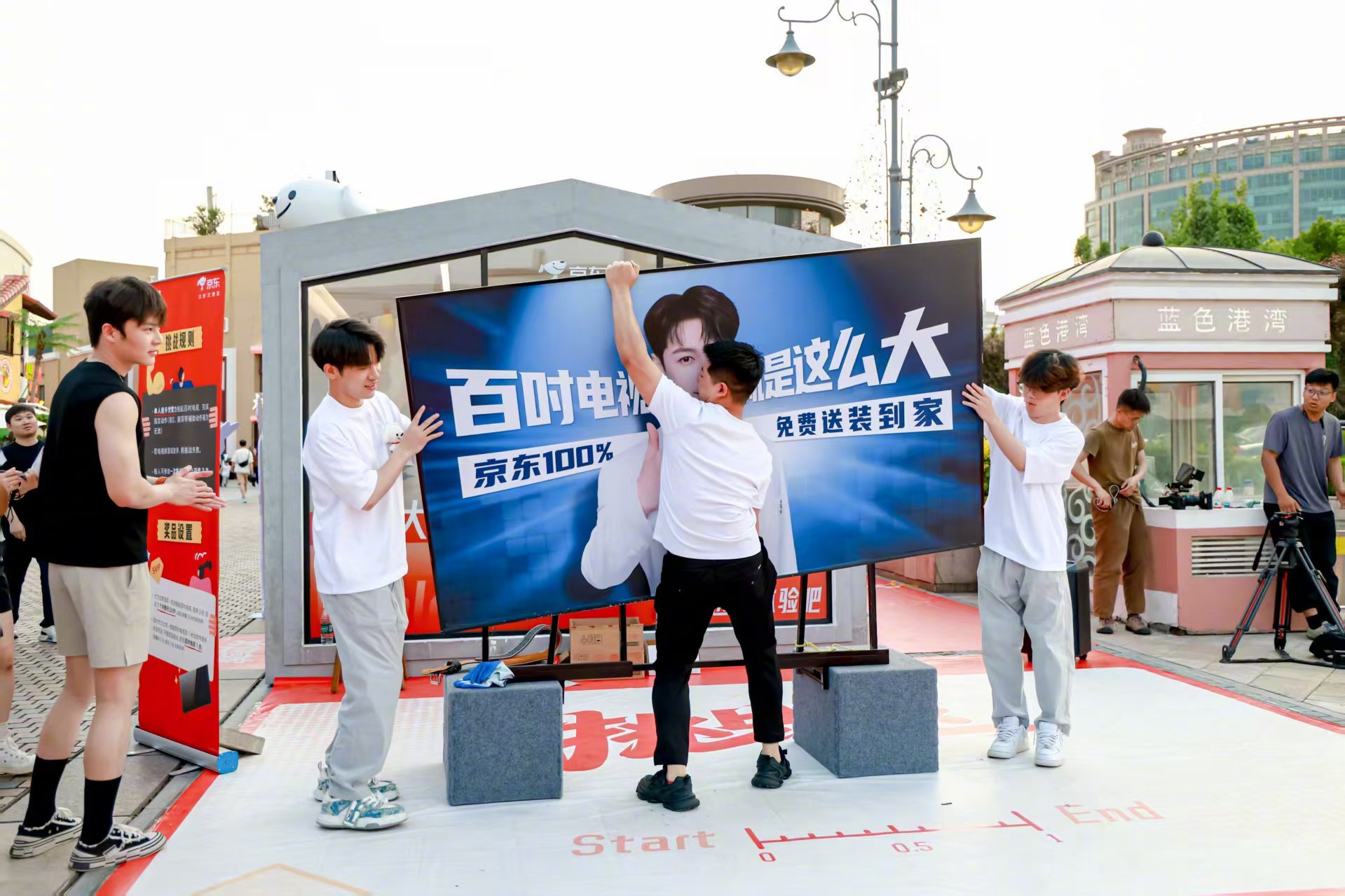 百吋电视京东免费送还免费装公交站牌都快放不下的百寸大电视，隔着两条马路我都看得一