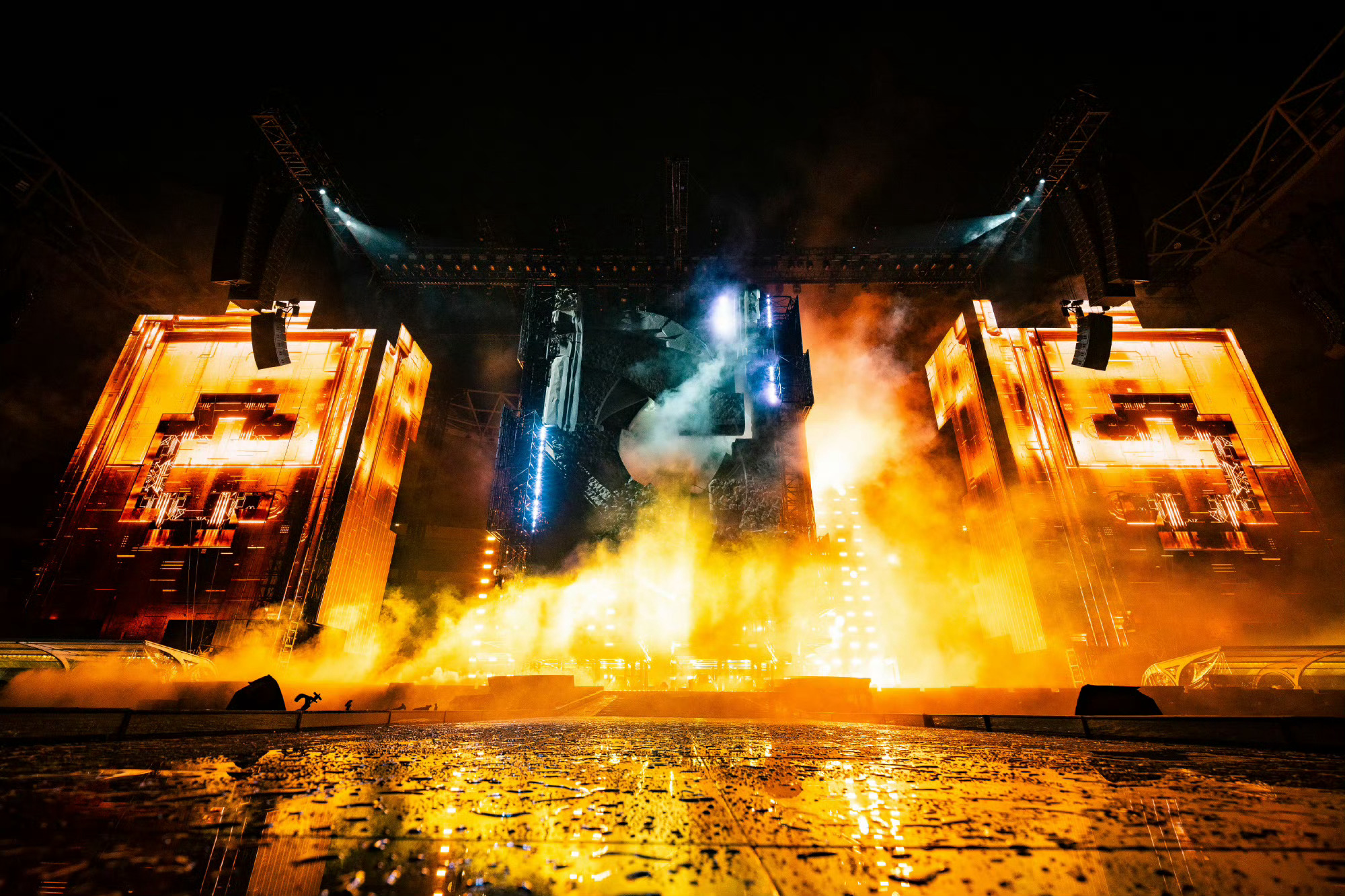 陈楚生演唱会 被陈楚生暖到了✨陈楚生邀请弹唱《有没有人告诉你》的外卖小哥到场！生