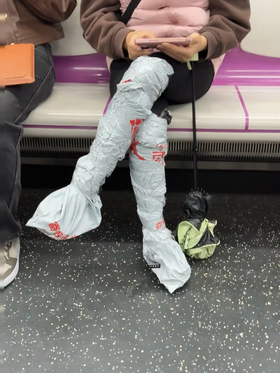 这就是为啥我不轻易坐地铁因为总会发现比我更天才的人[无聊]人一旦在有地铁的城市待