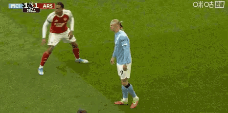 好家伙，加布里埃尔这防守路子太野了！跟哈兰德死磕，抱摔、撕球衣、顶牛，一套组合拳