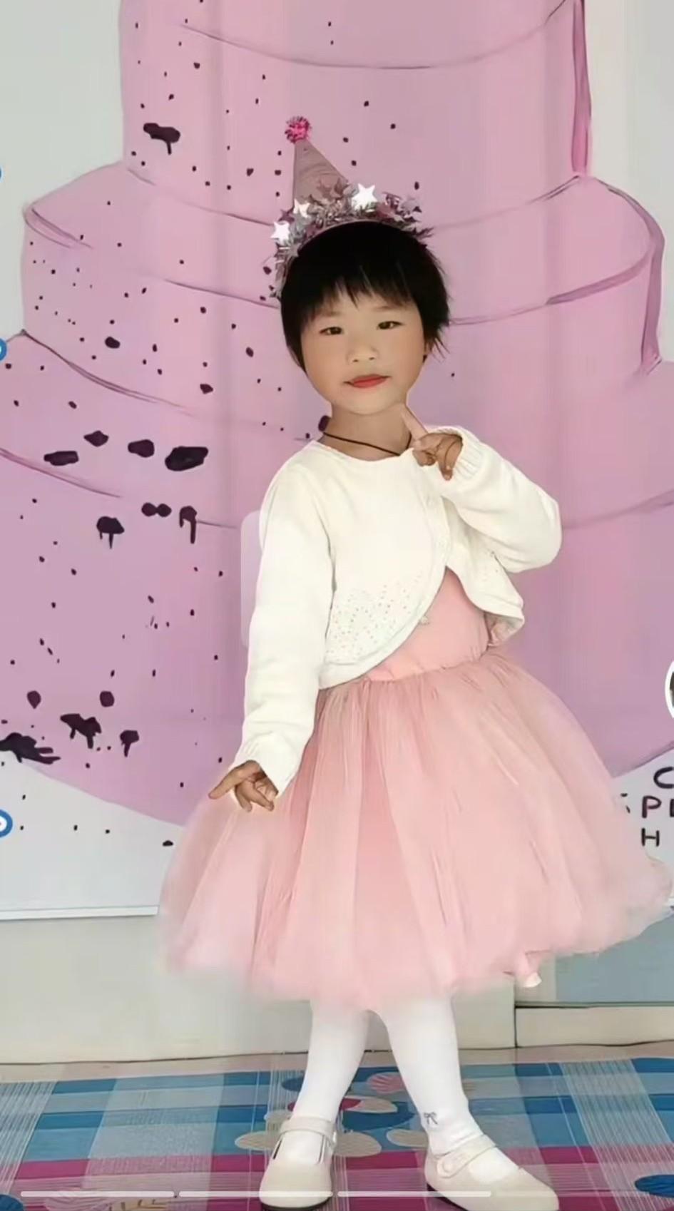 揪心！就把孩子放面包车里，一会儿孩子就丢了。
小女孩叫丁一，今年4岁，10月15