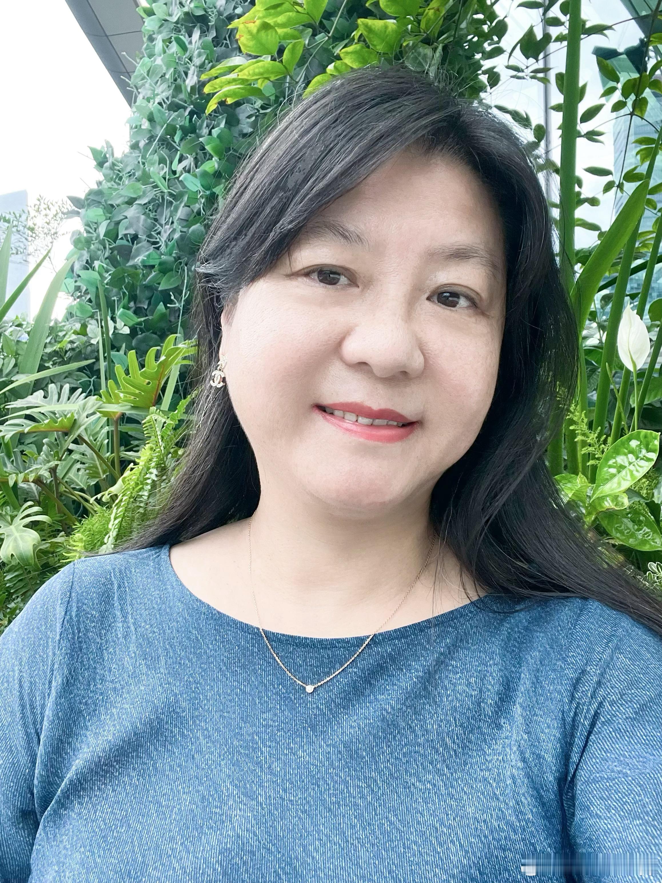 敏儿Jessyy优雅时尚广州天环。自拍时尚苹果原相机