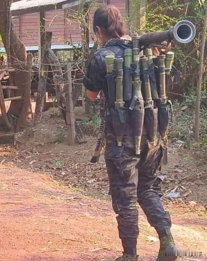据称可能是克伦联军武装“白虎营”副指挥官的女保镖之一，居然身背了10多枚RPG火