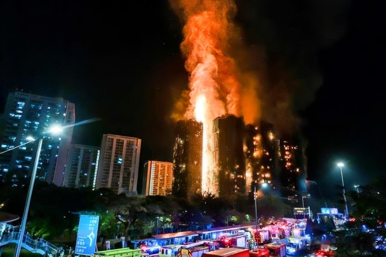 香港宏福苑五级火警，
一场火灾撕开高楼安全的拷问。

宏福苑42年的楼龄，在香港