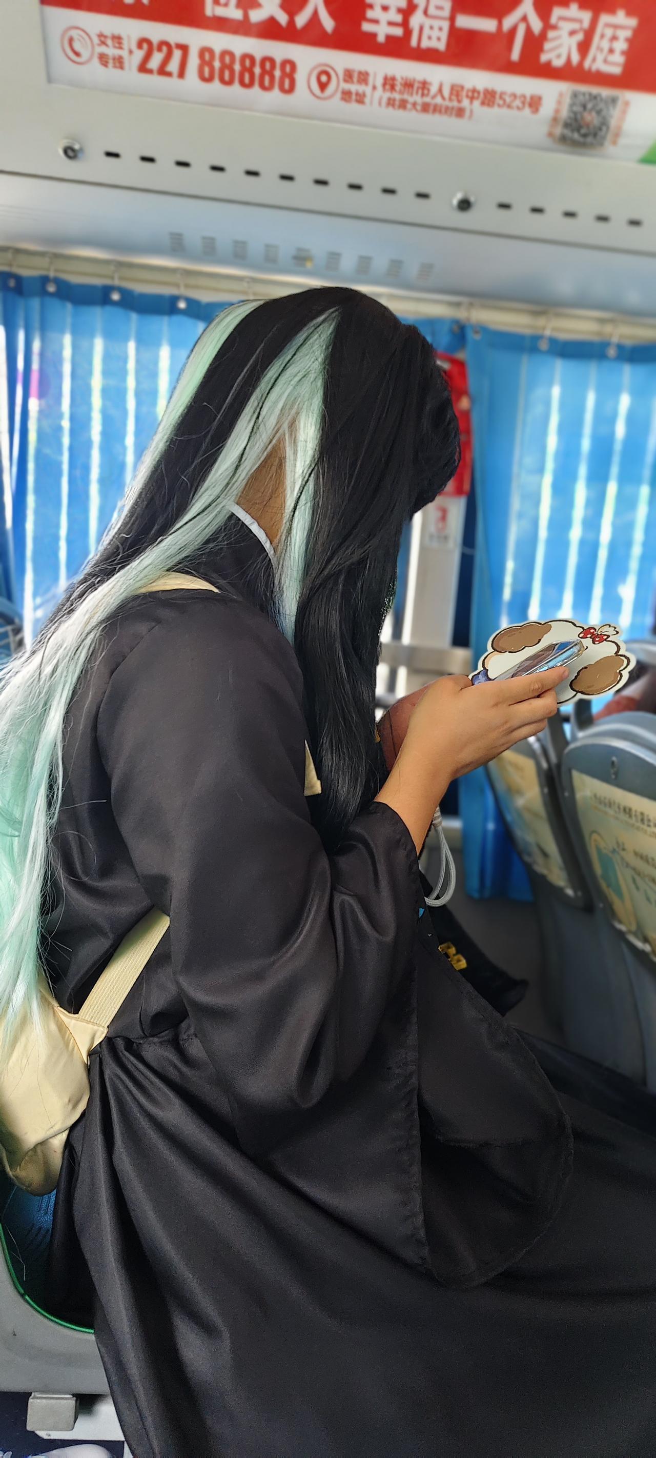 穿越时空？公交车上惊现古装“女侠”
昨天下午坐在B36路公交车上，突然眼前一亮，