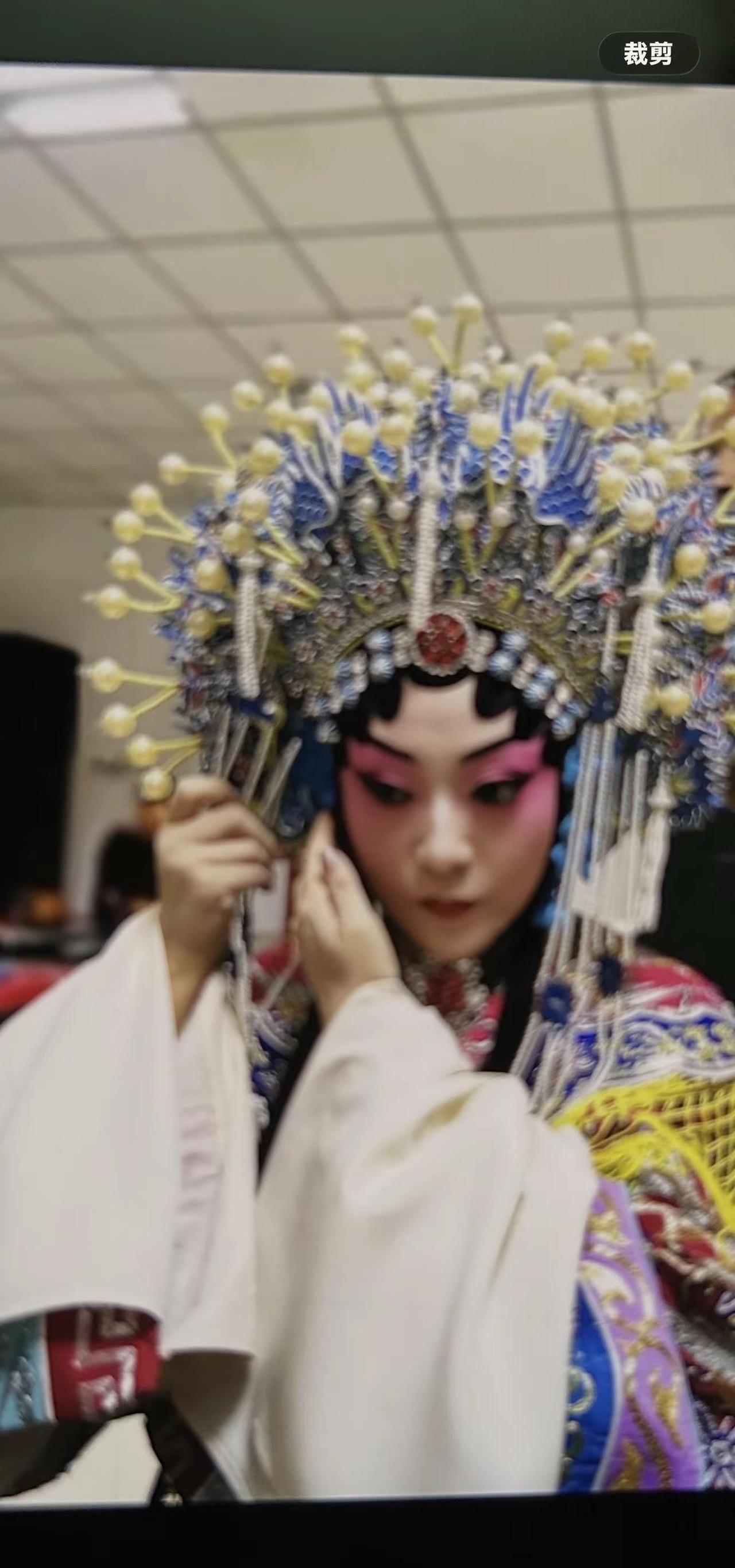 姜亦珊与张派大师张君秋的儿子，著名京剧表演艺术家张学治合影，与家人合影留念！亦珊