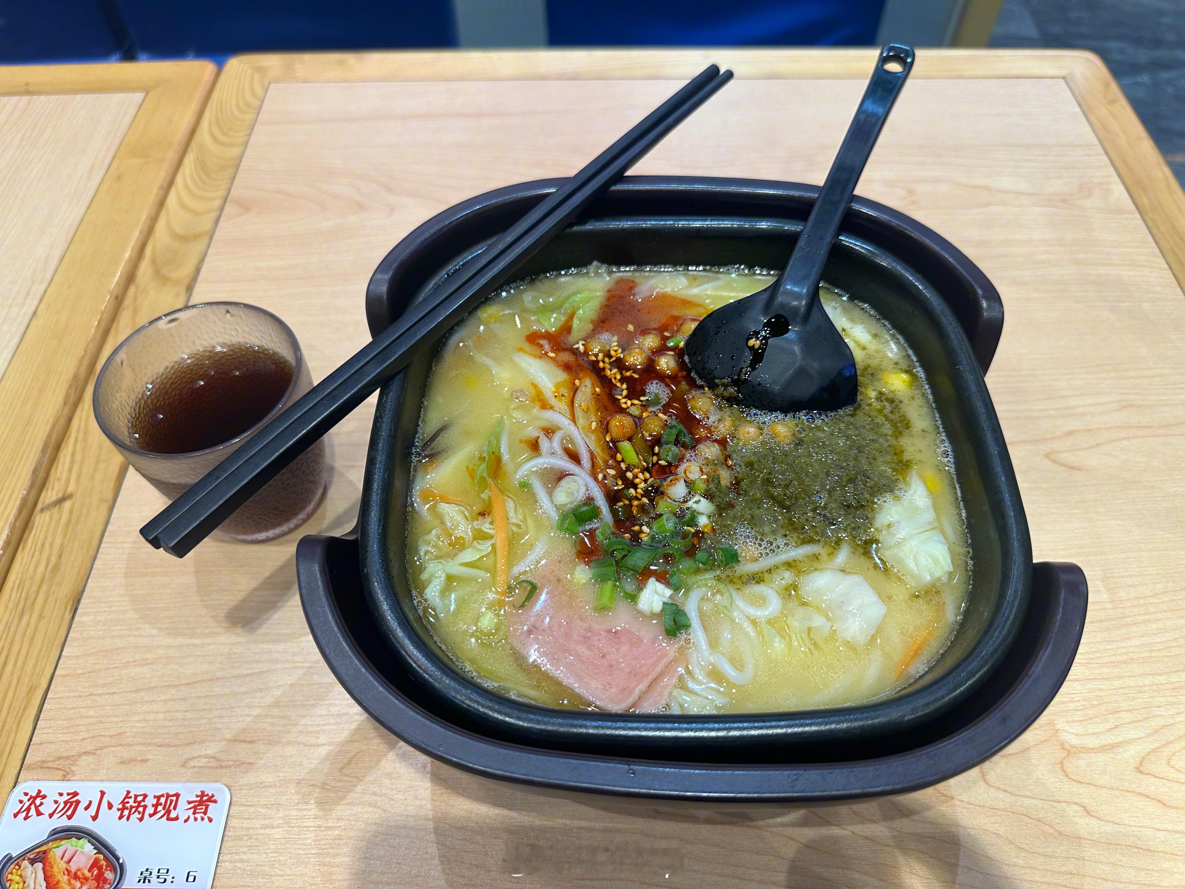 今日早餐！说来也怪，就爱在机场吃面条米线[笑cry] ​​​