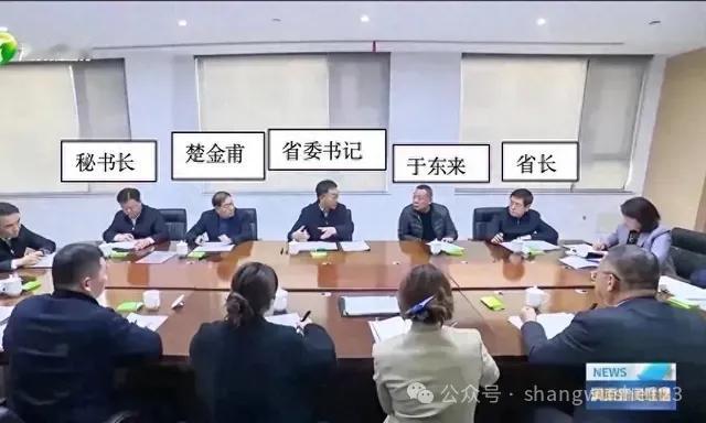 一个从县城发家生息人让省委书记和省长坐两边作陪，他就是胖东来，可见他在河南的地位